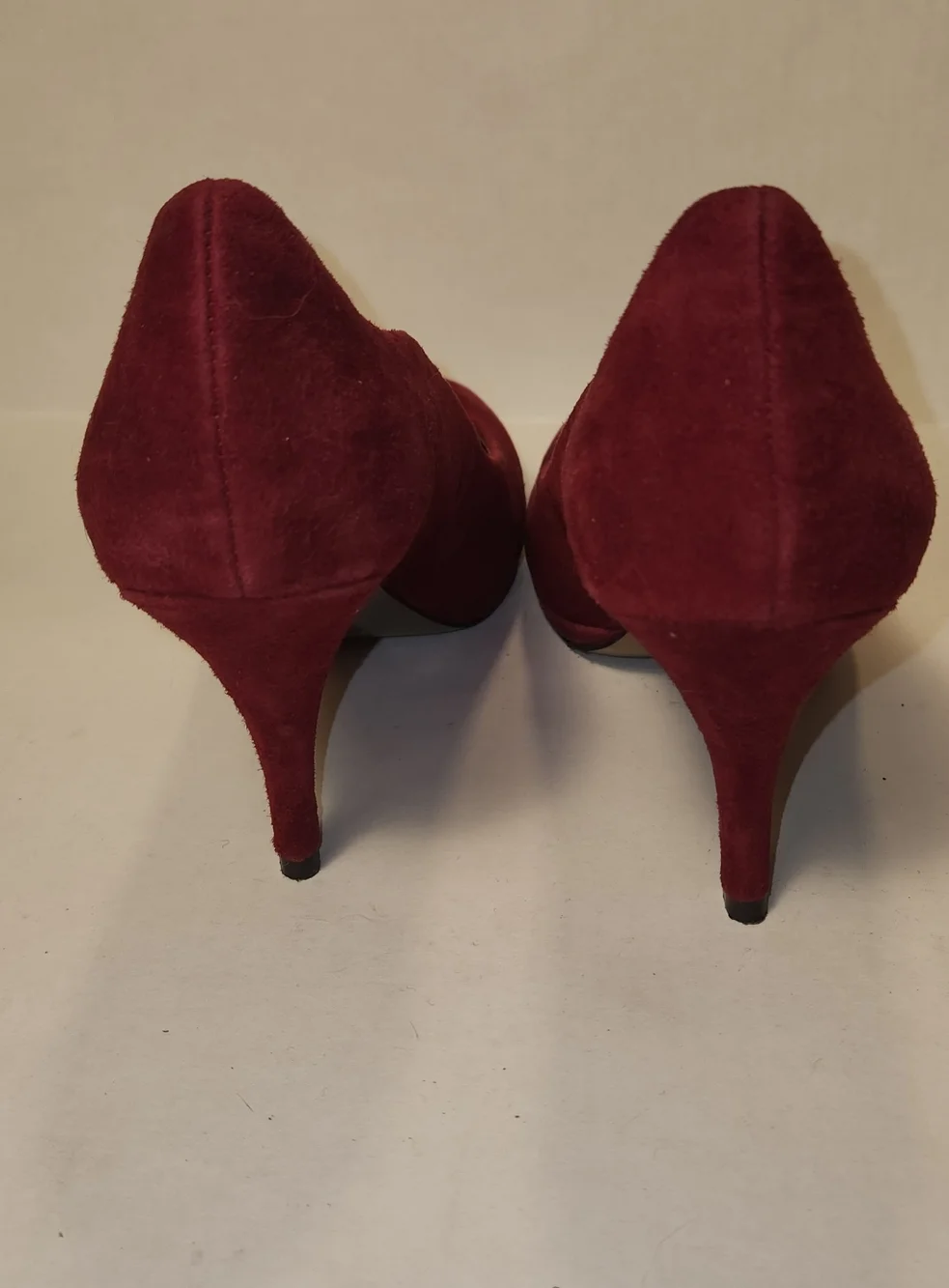 Tahari Colette Wine Burgundy Oxblood Red Suede Pumps High Heels 8 EUC
